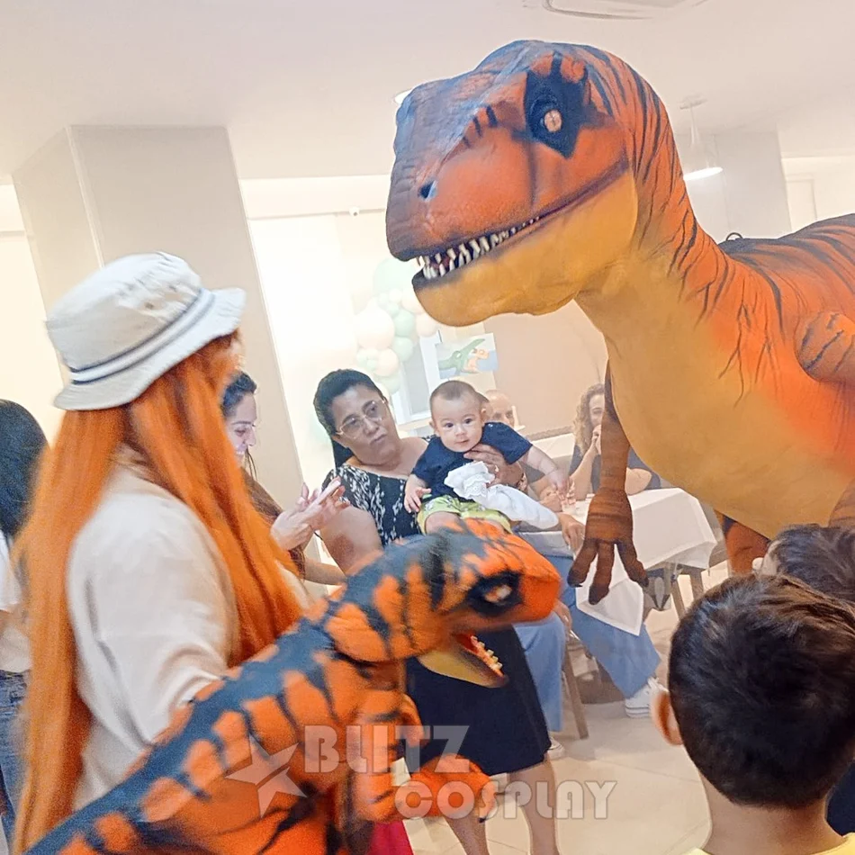 Empresa de Dinossauros interagindo com os pequenos Empresa de Dinossauros interagindo com os pequenos