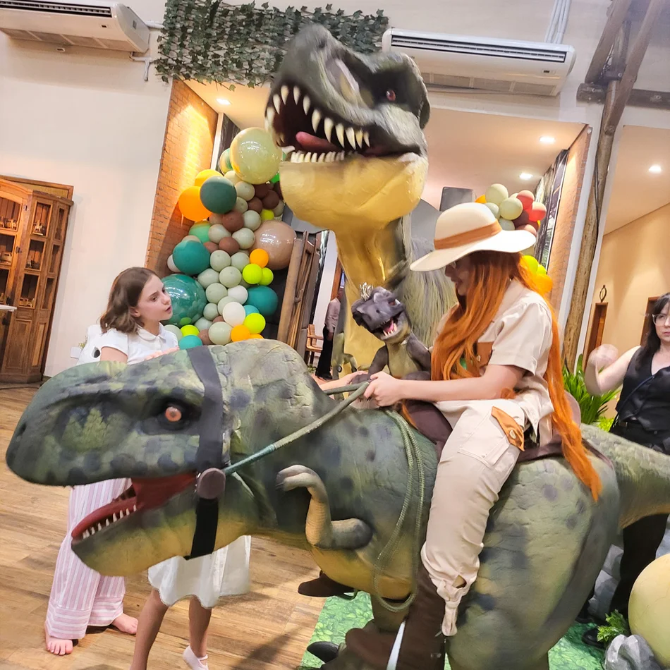 T-Rex realista onde os Dinossauros Invadem o Buffet em festa de 5 anos