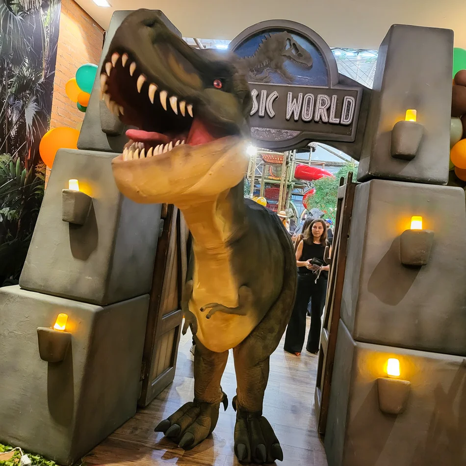 Dinossauros personagens vivos em Jundiaí posando para fotos com a exploradora no Anhangabaú