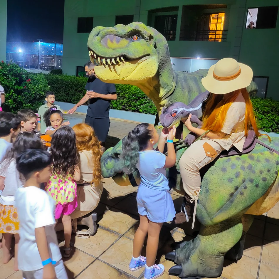Equipe animando festa com Velociraptor e o tamanho ideal do salão para receber um Dinossauro vivo