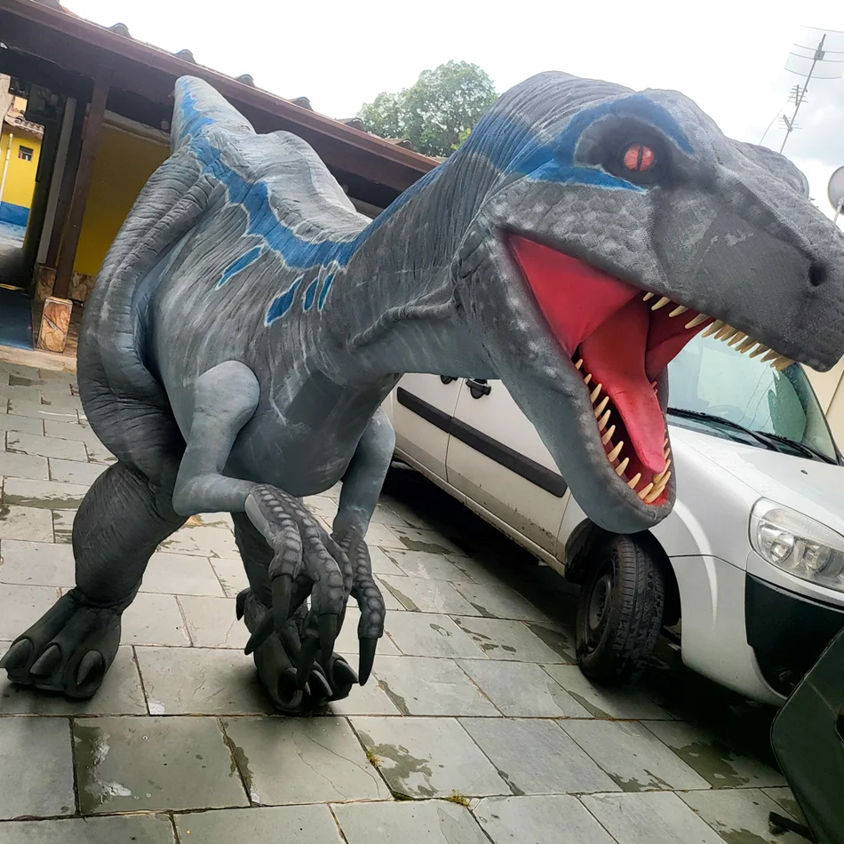 Equipe de animação fantasiada seguindo o Guia Como escolher o melhor Dinossauro para sua festa