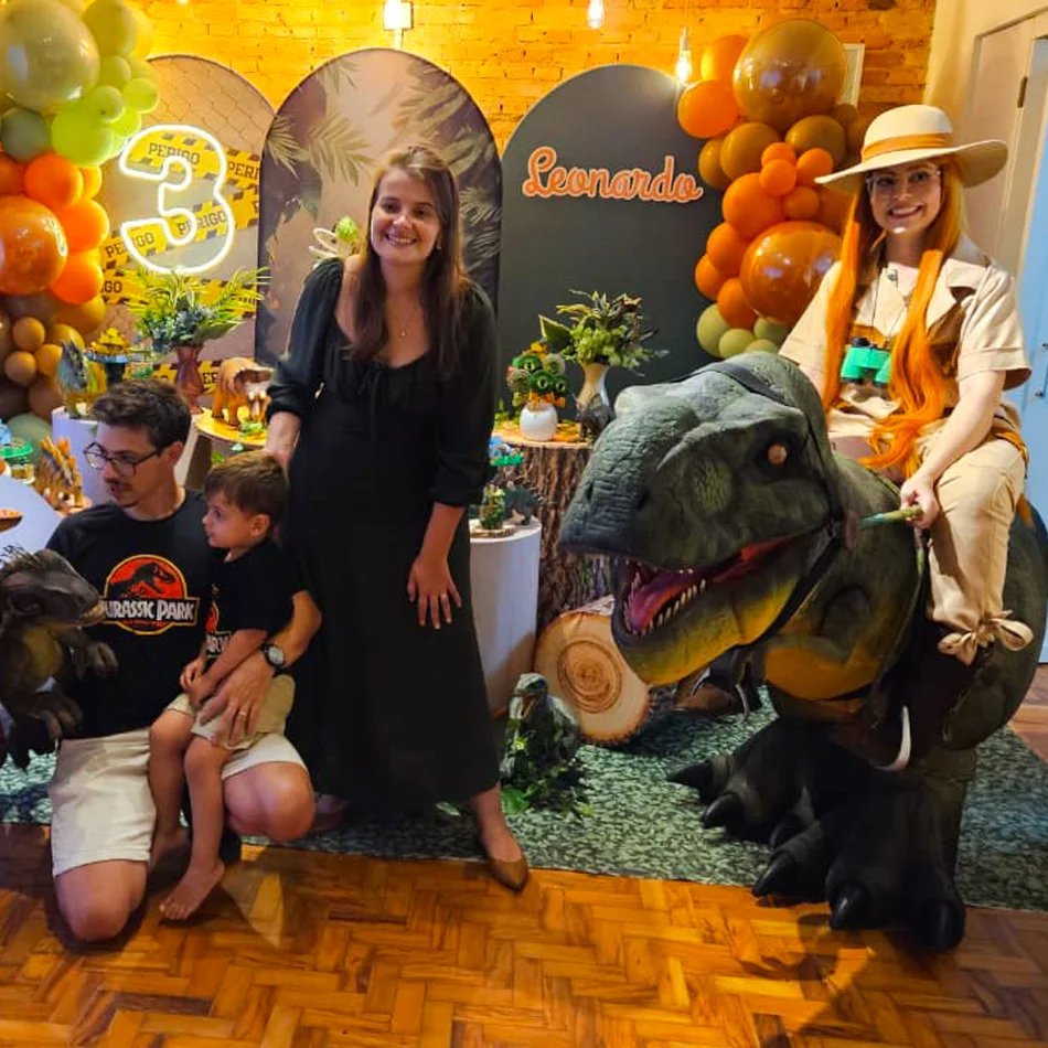 Equipe de dinossauro para festas infantis com a Baby T-Rex na festa do Leonardo