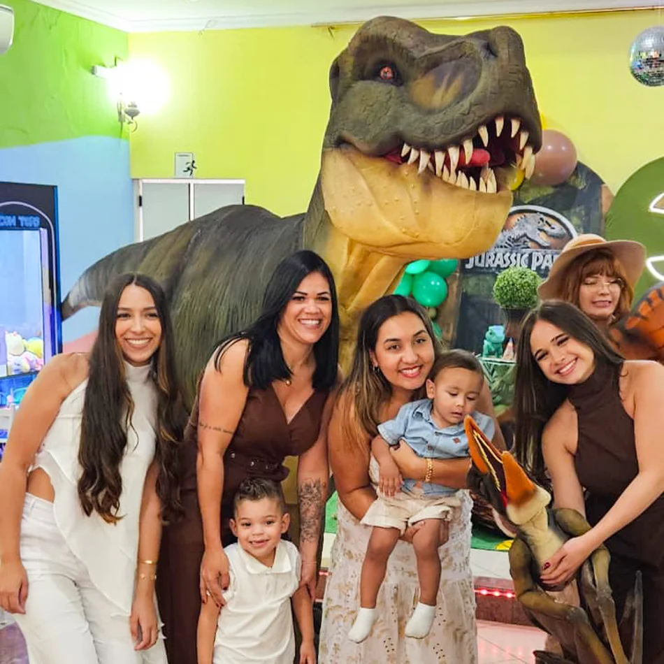 Equipe de dinossauros para eventos no momento do parabéns do T-Rex na festa de aniversário do Arthur