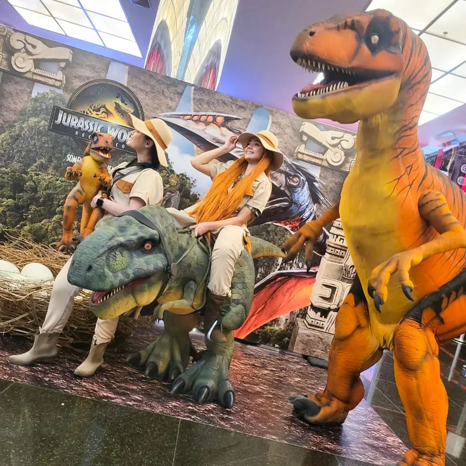 Equipe de Nossos Dinossauros Personagem Vivo animando o parabéns em festas infantis