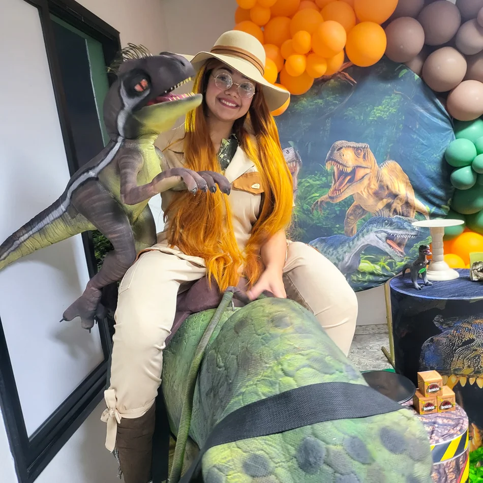 Equipe profissional guiando o Dino Baby Personagem Vivo no salão de festas