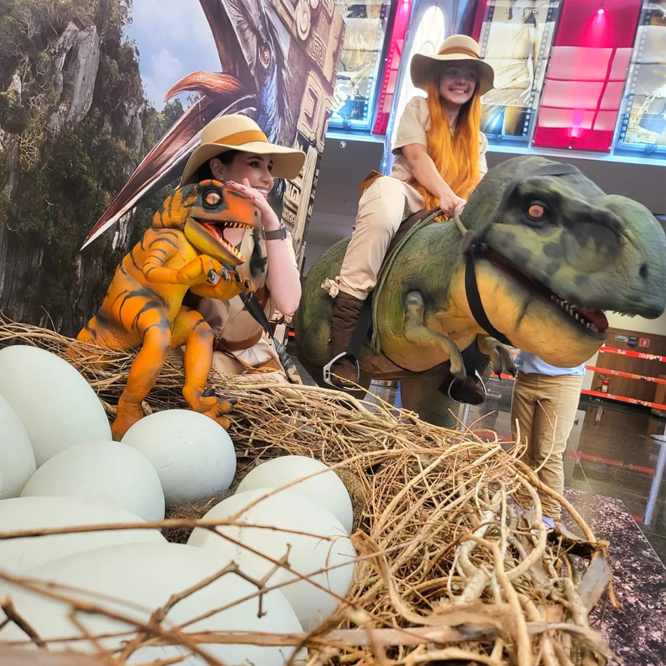 Equipe realizando a animação com o personagem vivo T-Rex Baby em aniversário