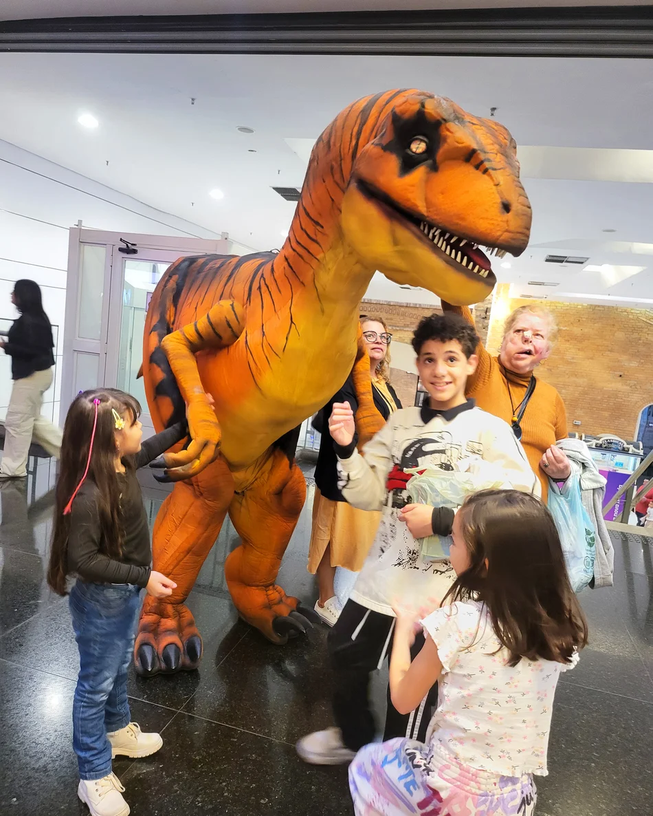 Equipe técnica demonstra onde encontrar dinossauros personagens vivos para eventos corporativos