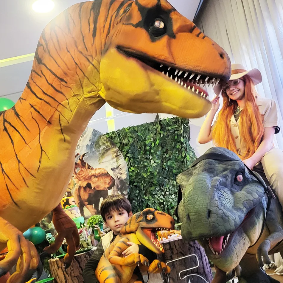 Espaço amplo em buffet infantil mostrando qual o tamanho ideal do salão para receber um Dinossauro vivo