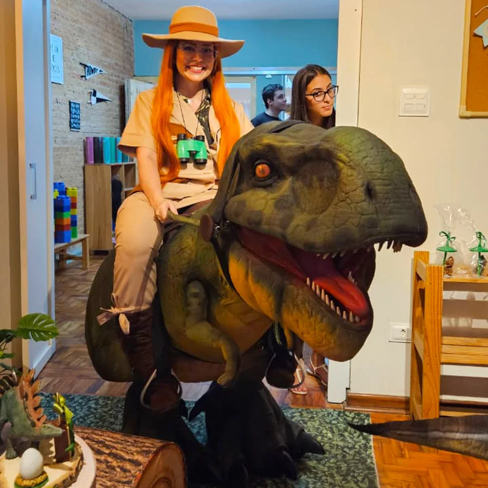 Exploradora acompanhando dinossauro personagem vivo em evento no Bosque Maia Guarulhos Exploradora acompanhando dinossauro personagem vivo em evento no Bosque Maia Guarulhos