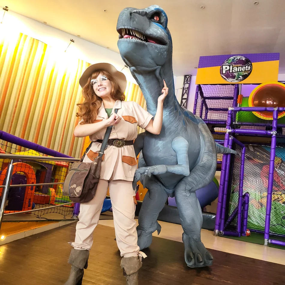 Interação da Velociraptor Blue na festa da Ana Luzia de 5 anos