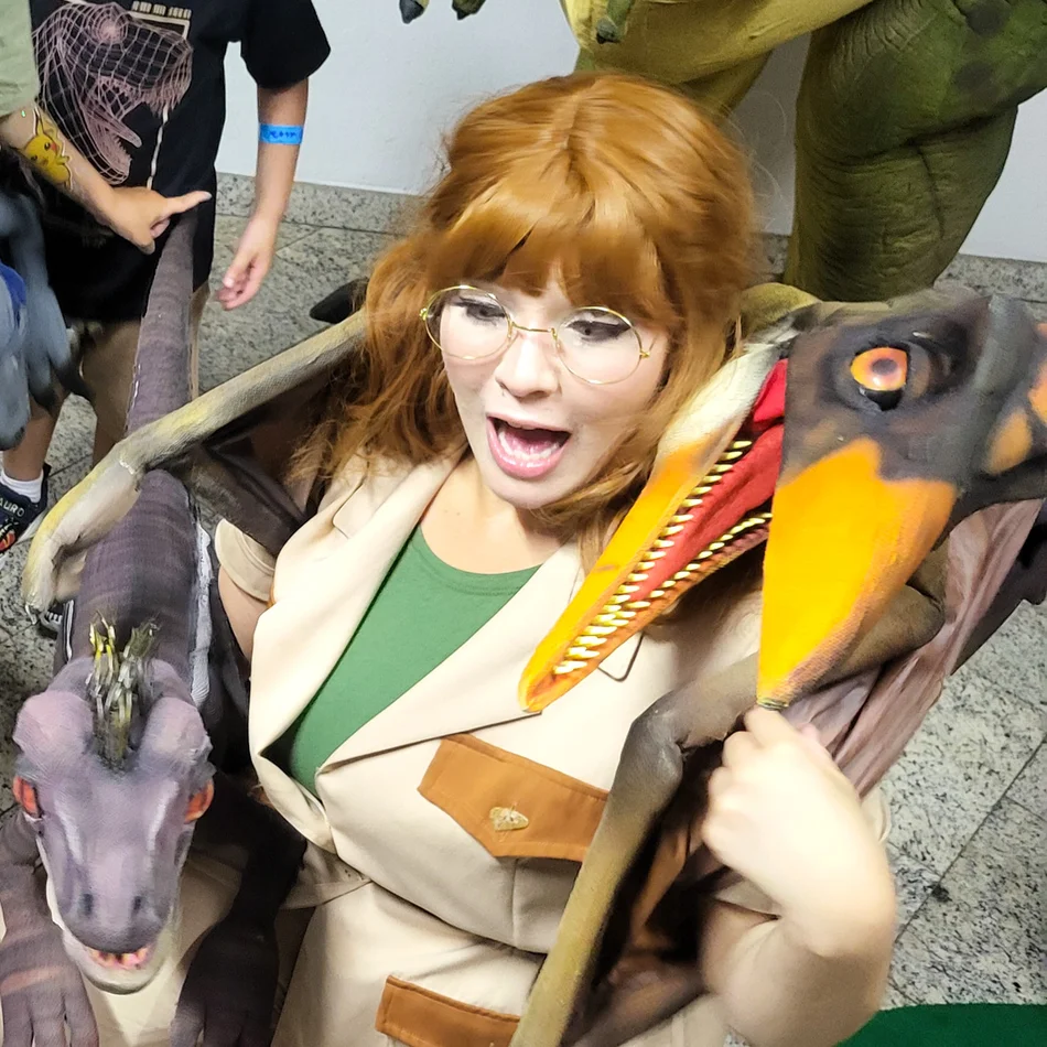 Crianças rindo e brincando com as reações mais engraçadas ao verem um Dinossauro