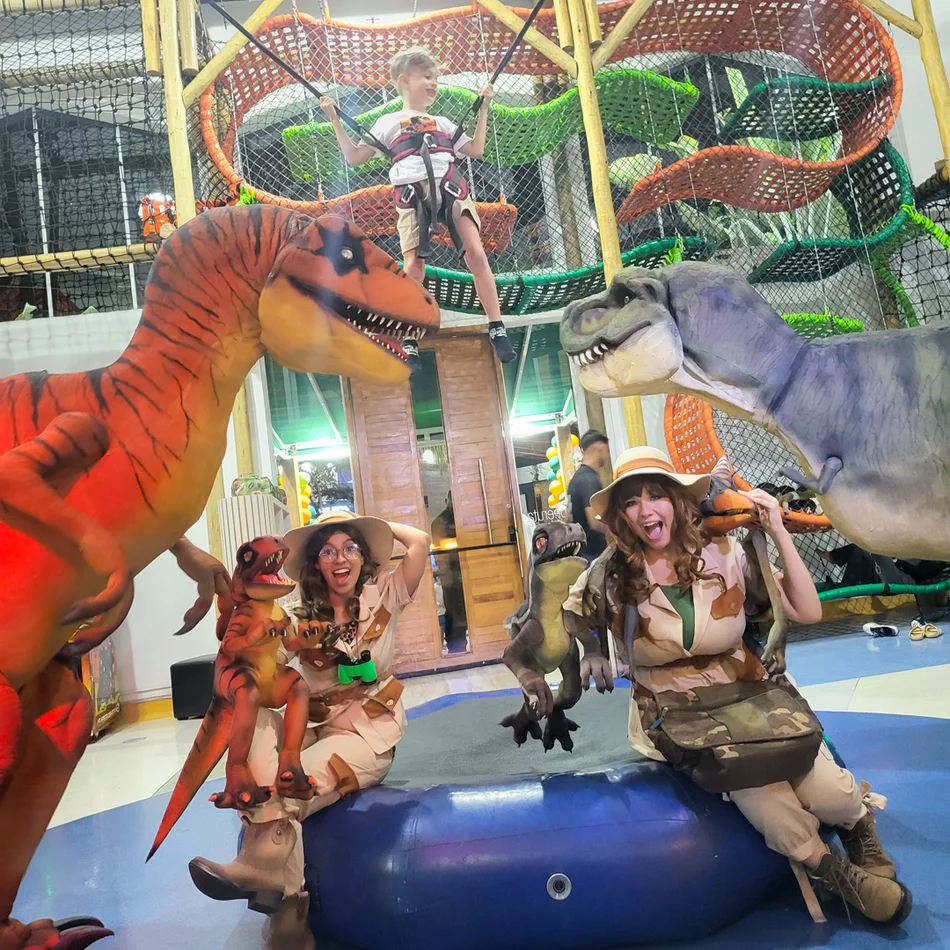 Interação do T-Rex e o Velociraptor Laranja na festa de aniversário do Rico no buffet