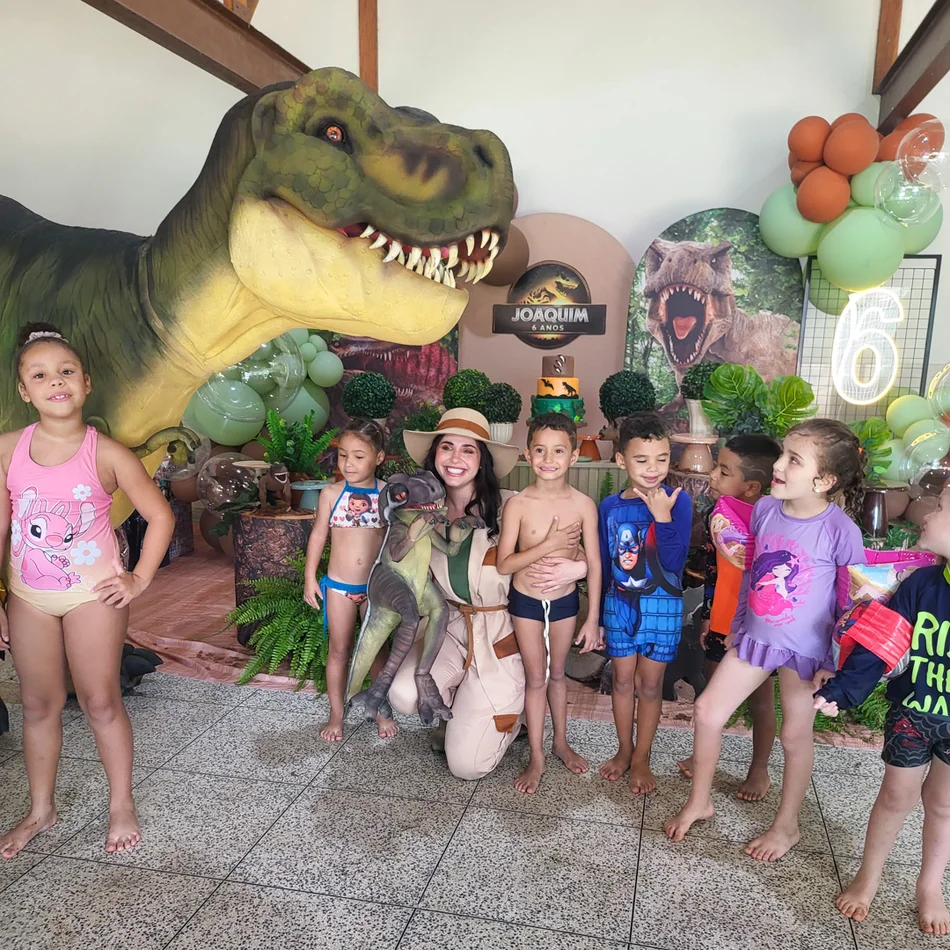 Joaquim Gomes comemorando 6 anos com o T-Rex Joaquim Gomes comemorando 6 anos com o T-Rex