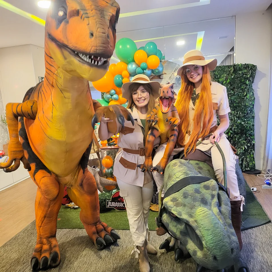 Momento de fotos e diversão com o Personagem Dinossauro T-Rex Baby no buffet