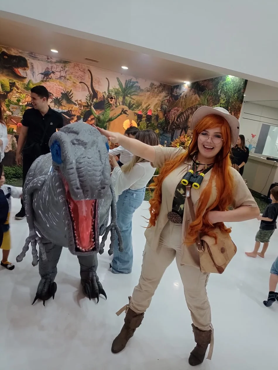 Muita alegria com nossos dinossauros personagens vivos Muita alegria com nossos dinossauros personagens vivos