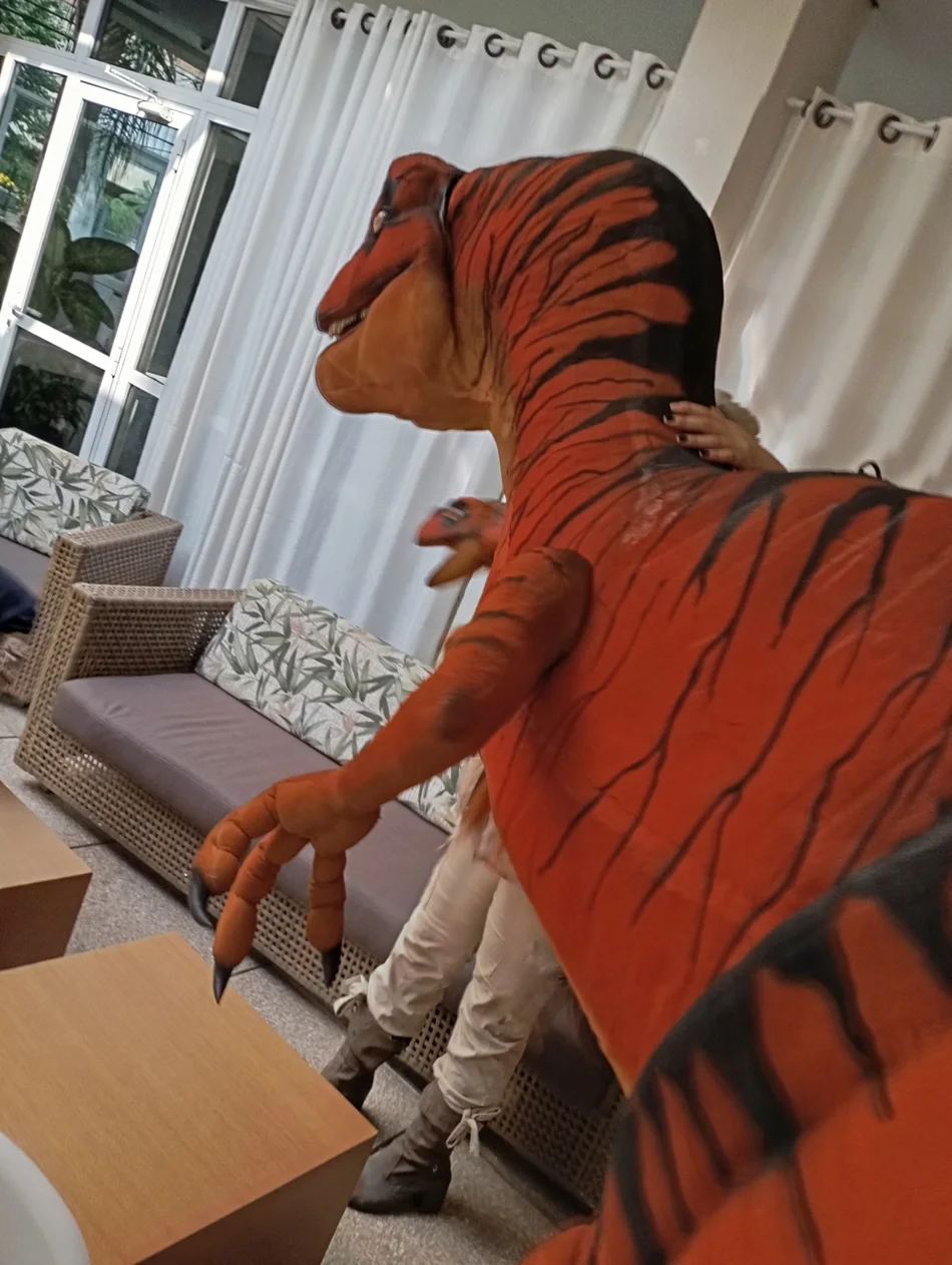 Nosso personagem dinossauro chegando para alegrar as crianças