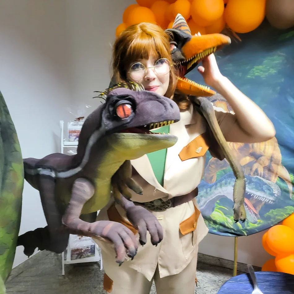 Crianças em festas infantis interagindo com o melhor Dinossauro para sua festa