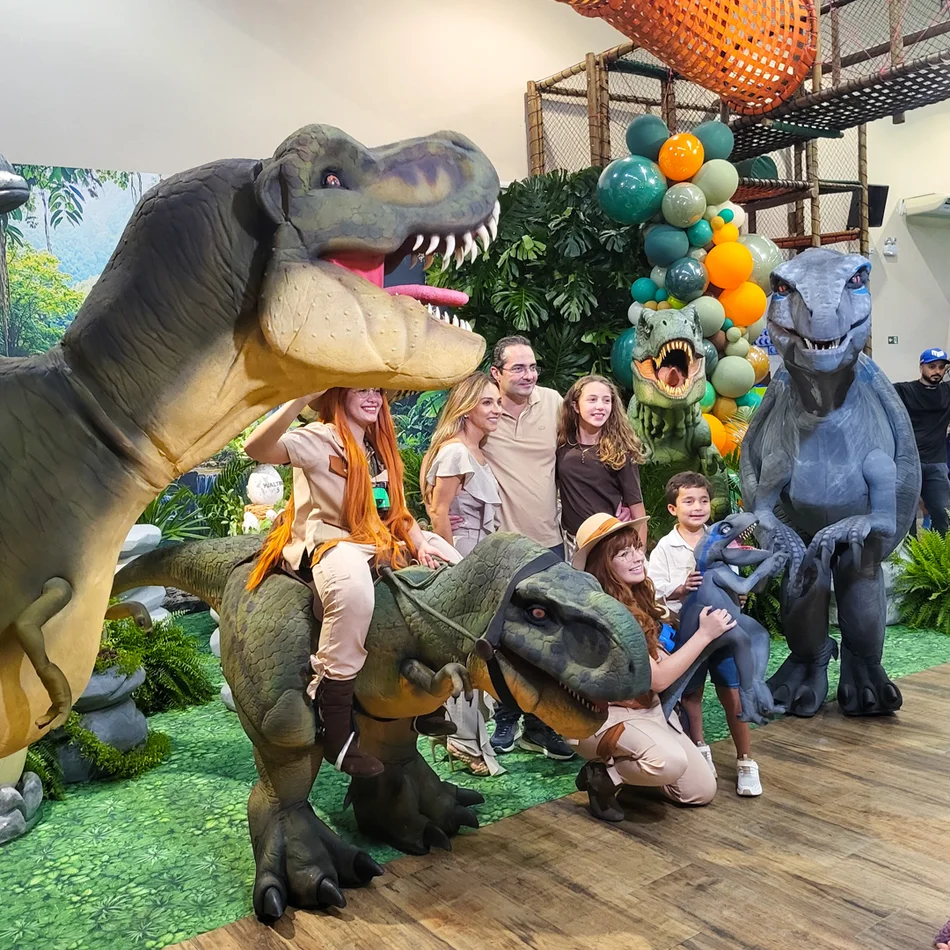Performance do velociraptor Blue de Jurassic World em buffet de Sorocaba Performance do velociraptor Blue de Jurassic World em buffet de Sorocaba