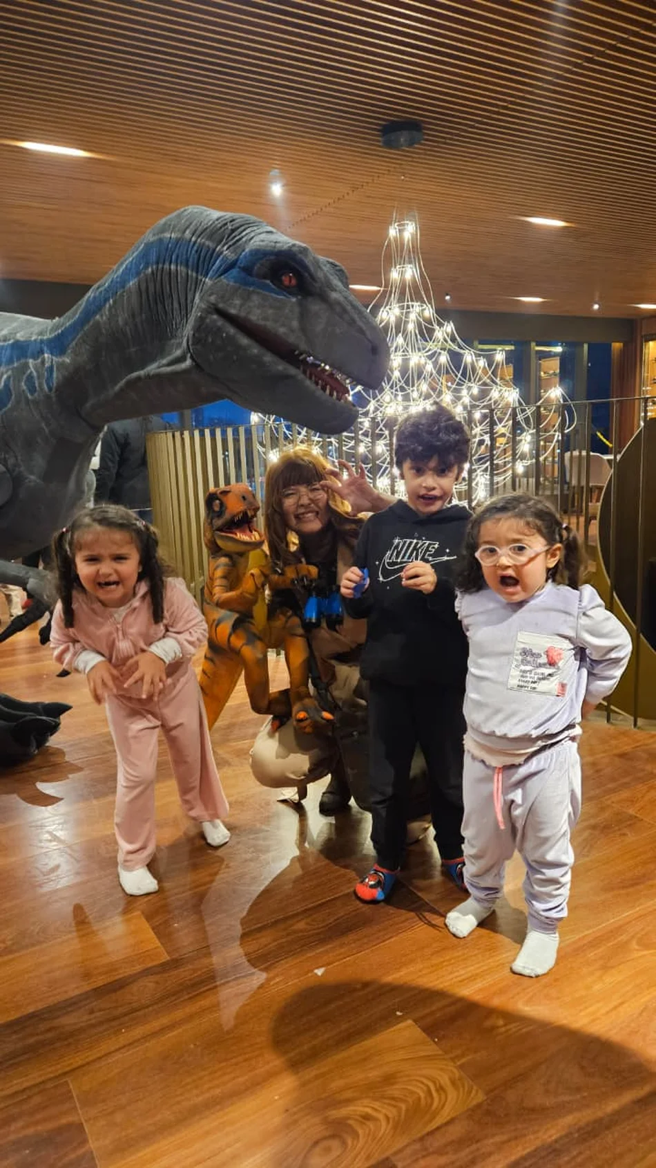 Personagem de dinossauro Velociraptor Blue animando eventos e festas infantis temáticas