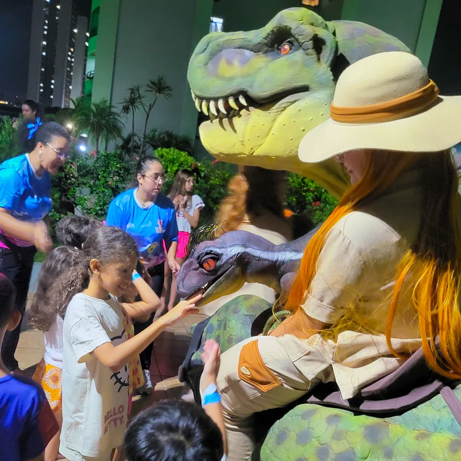 Personagem exploradora e dinossauro Blue ao contratar dinossauros personagens vivos para festa infantil