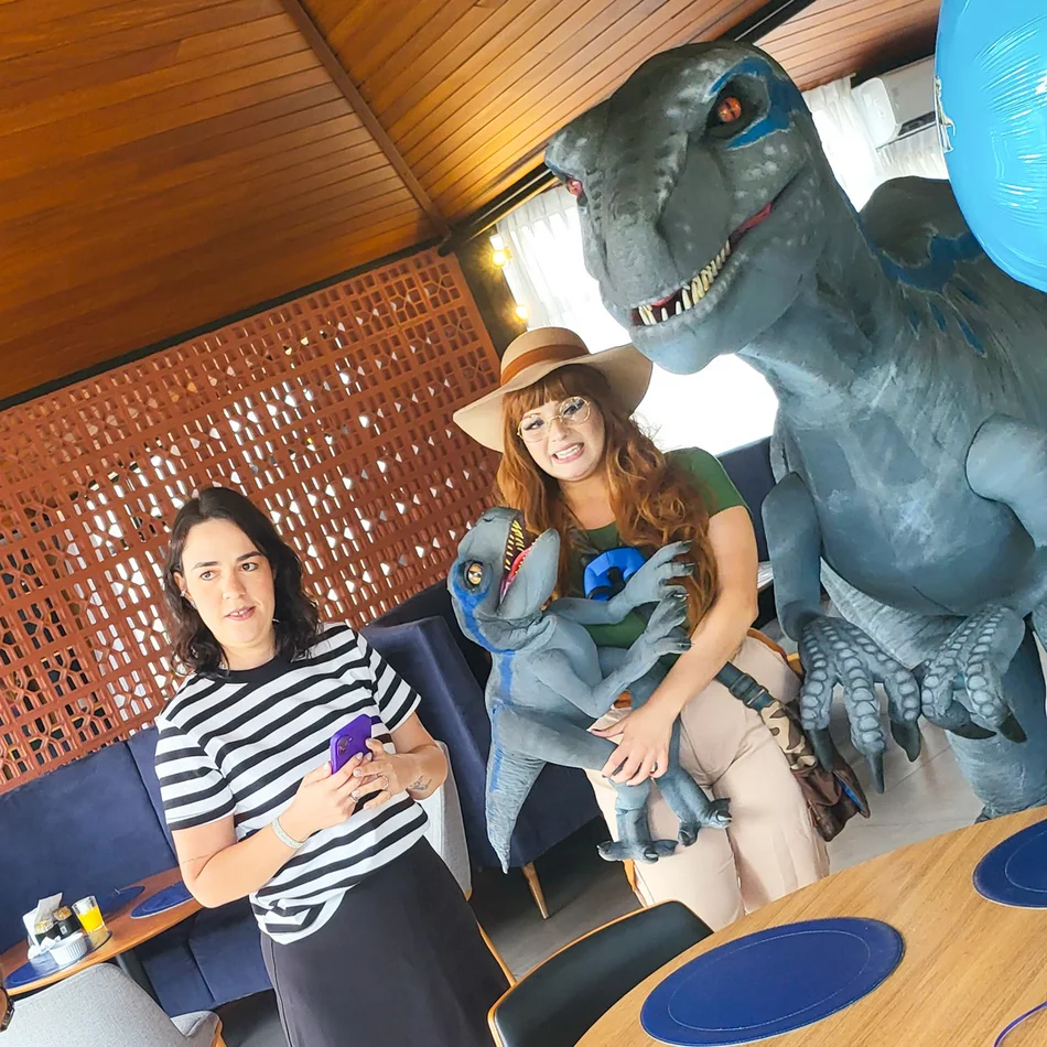 Personagem vivo da Velociraptor Blue interagindo com crianças em aniversário no Alto Tietê