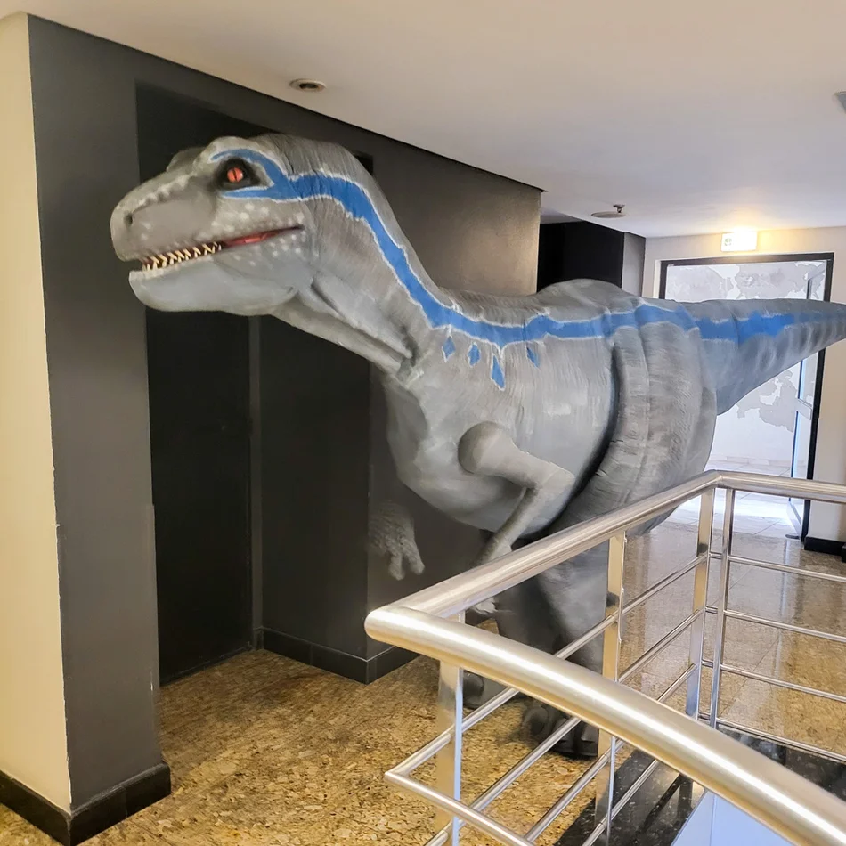 Personagem vivo dinossauro Blue Jurassic World em show de festa em Swiss Park Campinas Personagem vivo dinossauro Blue Jurassic World em show de festa em Swiss Park Campinas