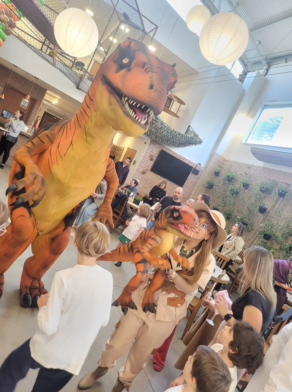 Personagem vivo T-Rex de como fazer uma festa de Dinossauro inesquecível em festas infantis Personagem vivo T-Rex de como fazer uma festa de Dinossauro inesquecível em festas infantis