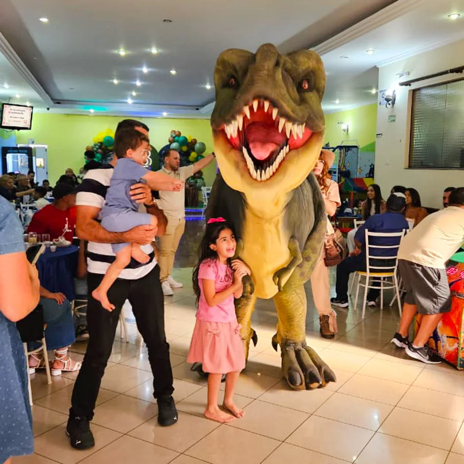 Personagem vivo T-Rex na festa de aniversário do Arthur em São Paulo na Vila Clara