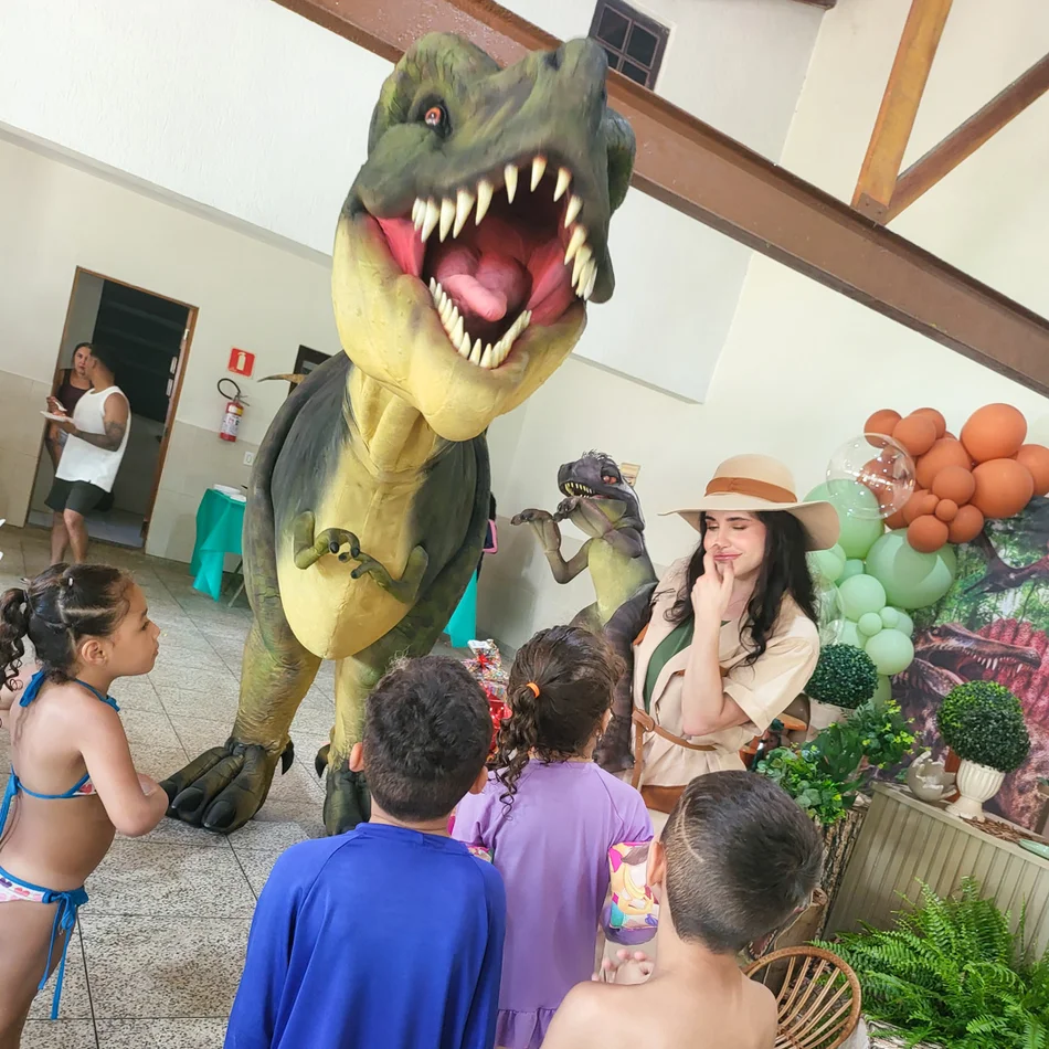 Personagem vivo T-Rex na festa do Joaquim no Chácara Tietê Eventos Personagem vivo T-Rex na festa do Joaquim no Chácara Tietê Eventos