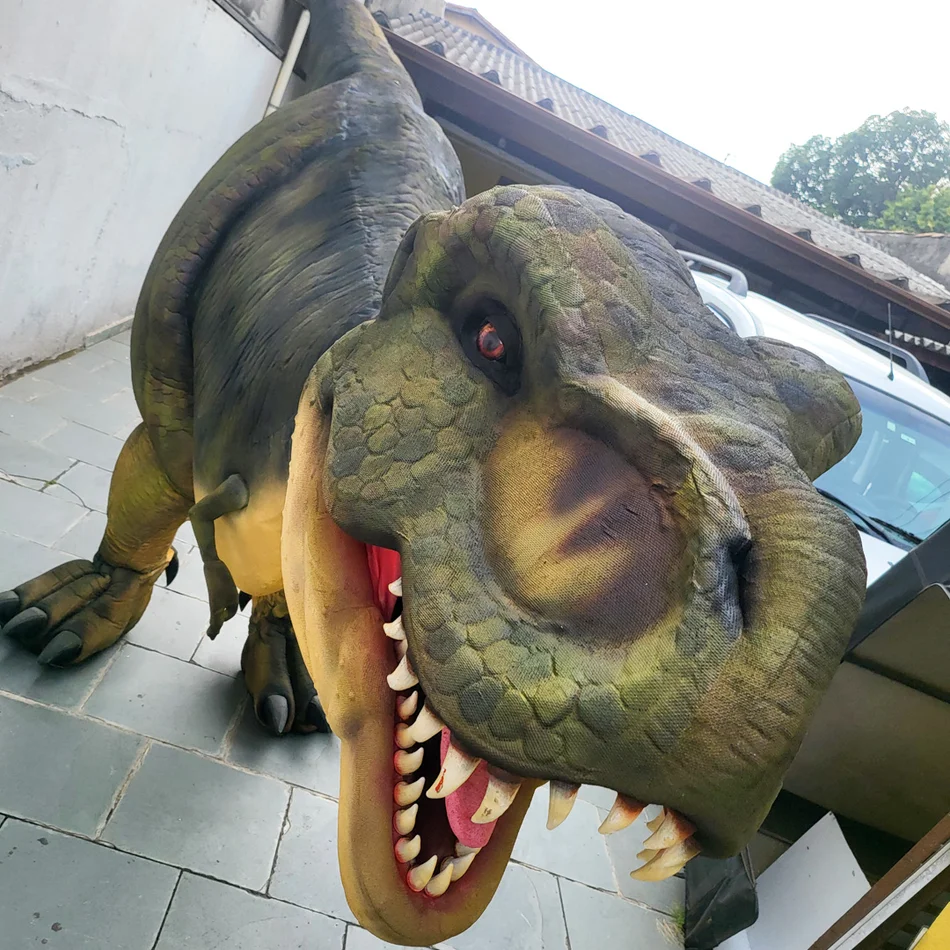 Interação de personagem vivo em festa infantil gerando reações engraçadas com Dinossauro