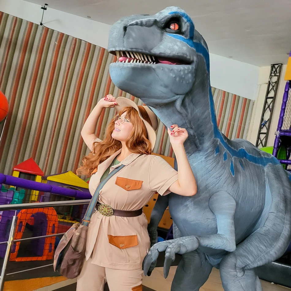 Réplica de dinossauro Blue Jurassic World em buffet infantil na cidade de Barueri Réplica de dinossauro Blue Jurassic World em buffet infantil na cidade de Barueri