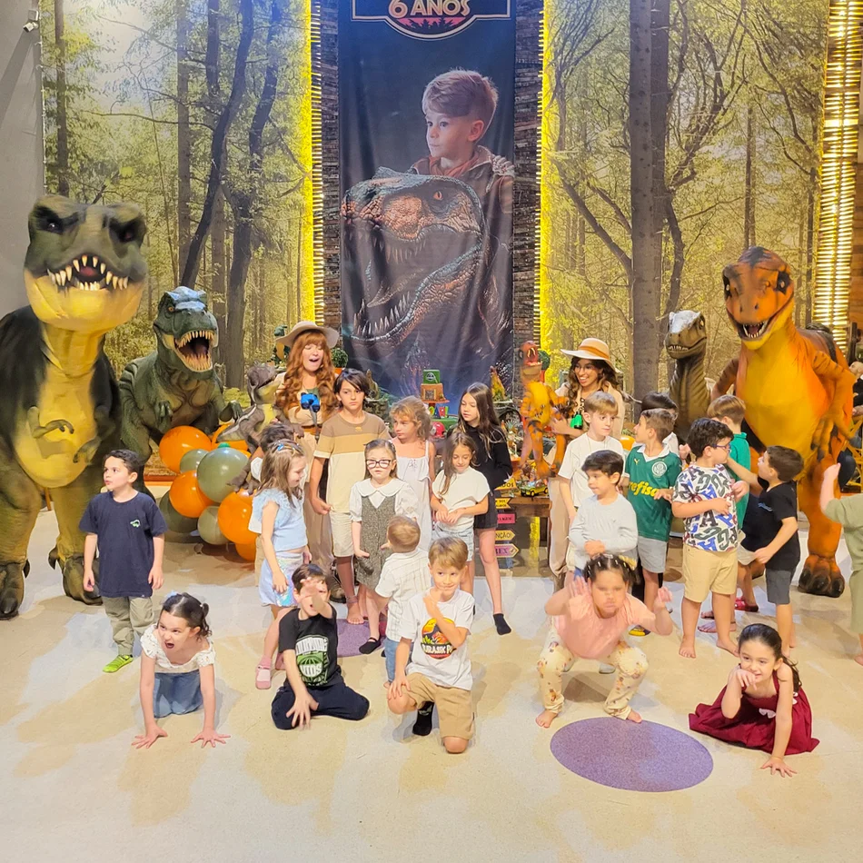 T-Rex e o Velociraptor Laranja na festa de aniversário do Rico em Santo André