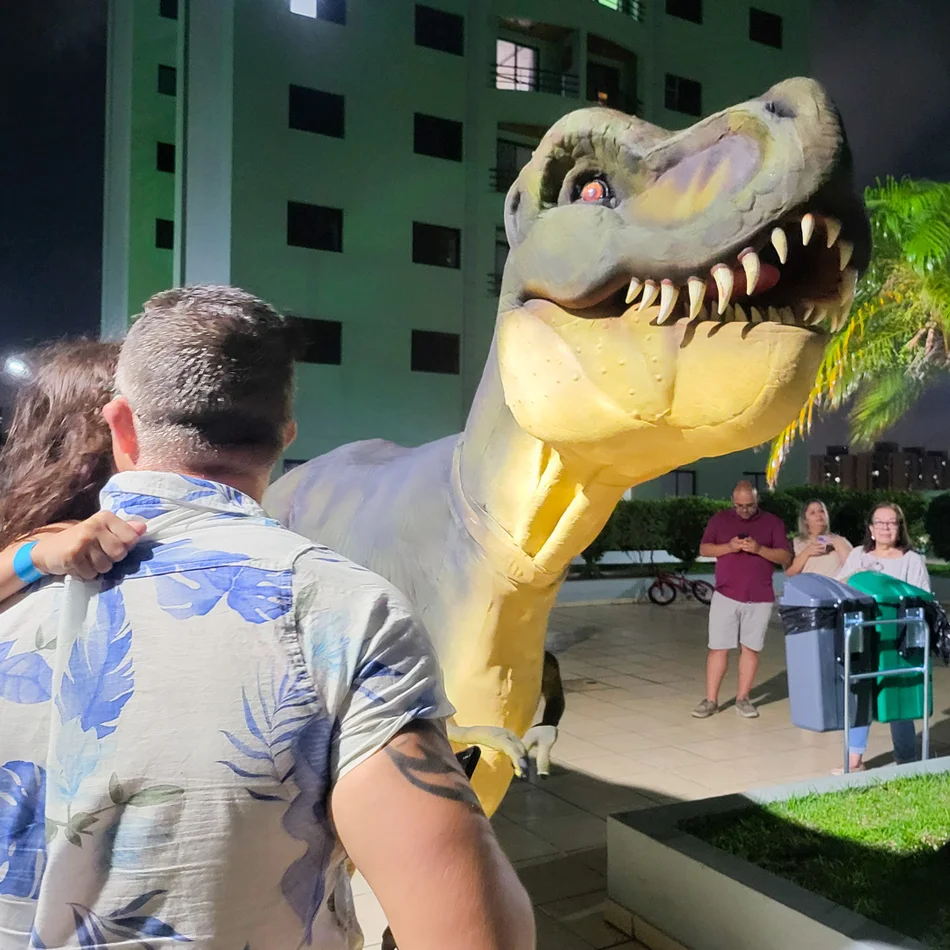 T-Rex gigante para festas infantis surpreendendo crianças em festa temática.