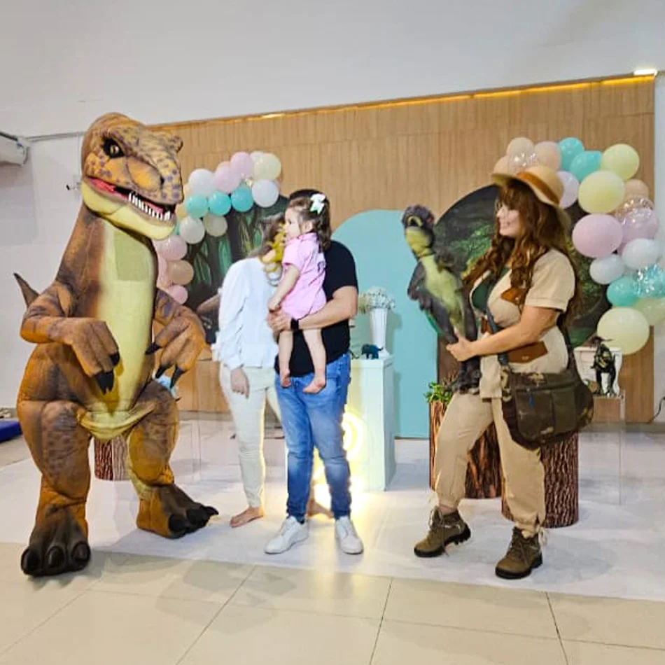 T-Rex Laranja no aniversário da Maria Fernanda interagindo com convidados em SP