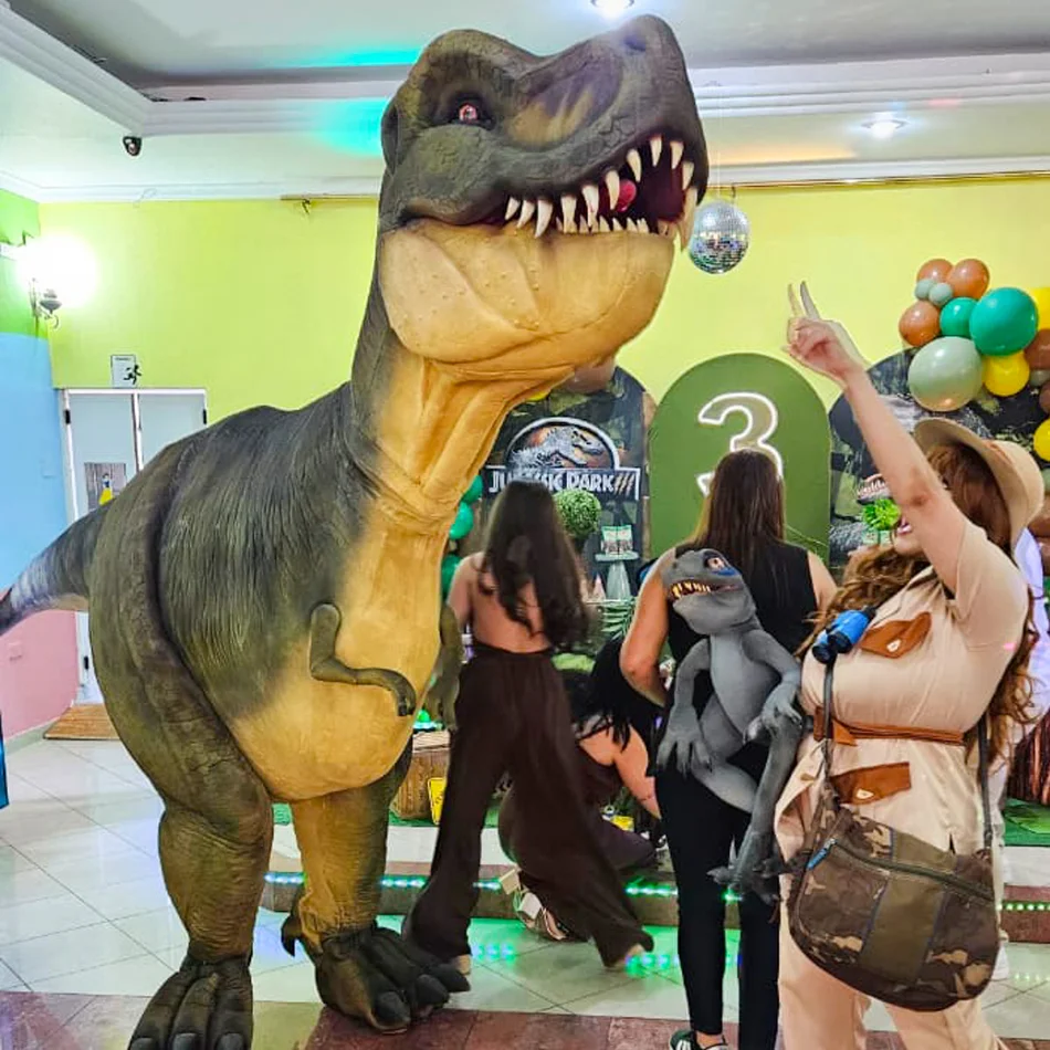 T-Rex na festa de aniversário do Arthur interagindo com crianças no buffet Panda Kids
