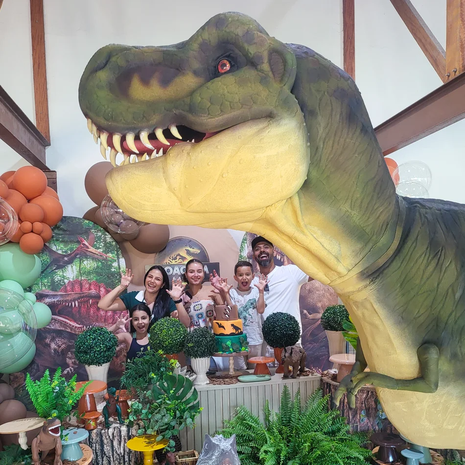 T-Rex na festa do Joaquim interagindo com crianças em São Paulo