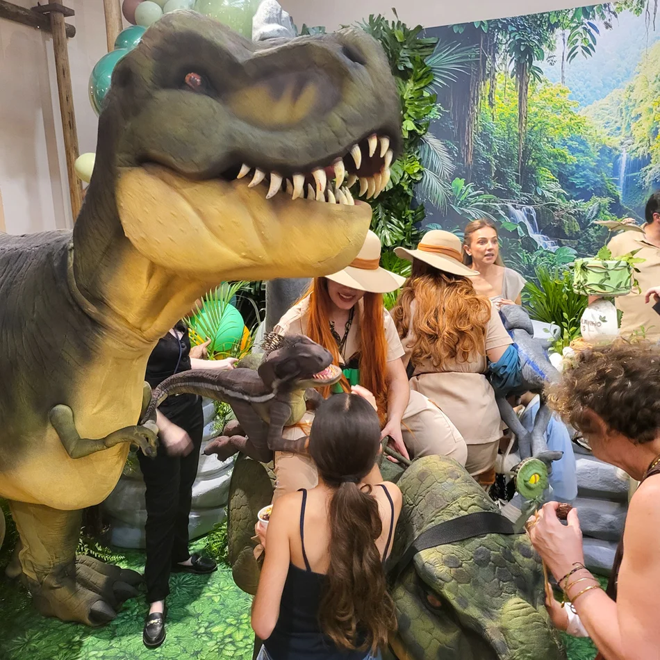 T-Rex realista interagindo com crianças em festa infantil com dinossauros personagens vivos em Alphaville