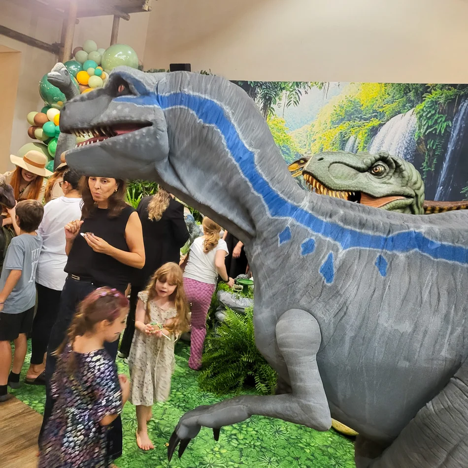 Velociraptor Blue do Jurassic World ao contratar Dinossauros personagens vivos no ABC