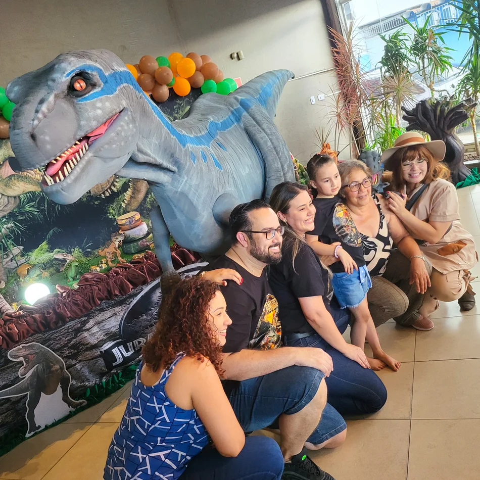 Velociraptor Blue interagindo com crianças em evento no bairro Nova Piracicaba