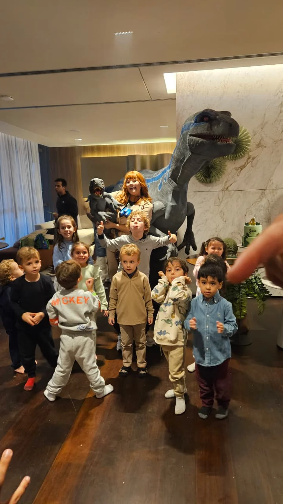 Velociraptor Blue na festinha do Felipe interagindo com crianças em Jacareí