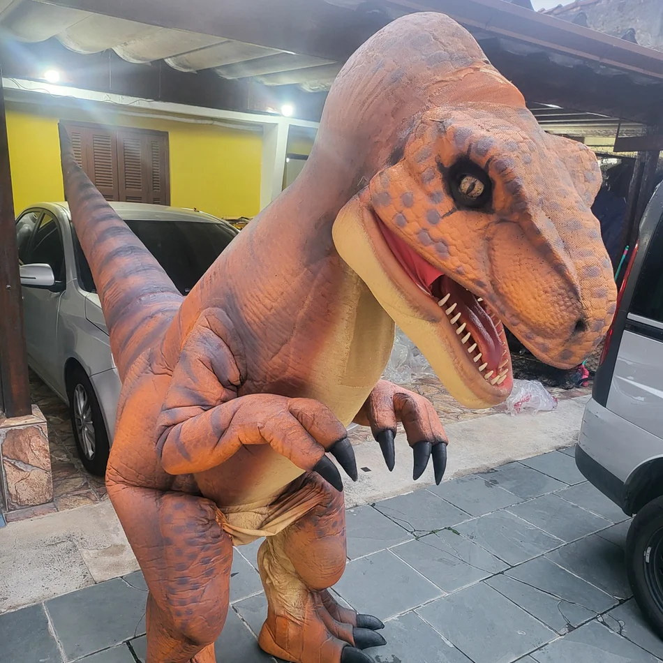 Visão geral de evento com dinossauro focando no tamanho ideal do salão para receber um Dinossauro vivo