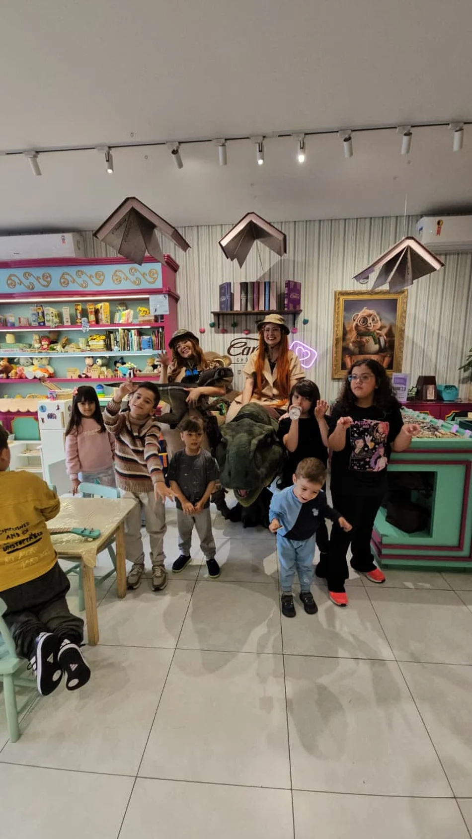Vivência Dino com personagem Baby T-Rex encantando crianças em evento infantil Vivência Dino com personagem Baby T-Rex encantando crianças em evento infantil